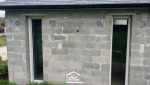 Création d’une extension attenante à la maison existante, avec ouverture et menuiseries extérieures.