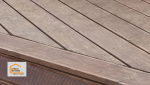 Zoom sur une terrasse en lames composites aménagée entre Brax et Agen avec mobilier en bois, alliant confort, durabilité et convivialité.