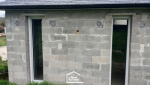 Création d’une extension attenante à la maison existante, avec ouverture et menuiseries extérieures.