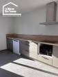 Cuisine ouverte au style sobre et intemporel dans une maison rénovée