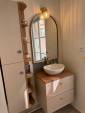  Vasque à poser blanche, robinetterie laiton et applique verre côtelé, salle de bain réno