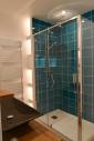 Douche à l'italienne, faïence bleu canard, salle de bain rénovée Paris 17