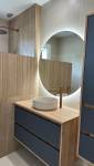 Meuble vasque suspendu sur mesure, miroir rétroéclairé et ambiance chaleureuse pour cette salle de bain rénovée à Voiron.