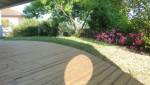 Les courbes de la terrasse s'intègrent harmonieusement au jardin pour un rendu élégant et naturel.