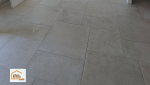 Zoom sur le carrelage effet pierre posé avec soin dans le cadre d’une rénovation intérieure dans le Finistère Sud. Des finitions précises pour un résultat durable et élégant.