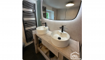 Salle de bain lumineuse et moderne