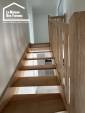Escalier en bois clair sur mesure dans une maison rénovée à Arzon