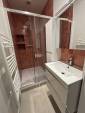  Douche vitrée, vasque et rangement intégré