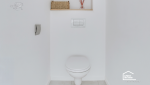 WC suspendu intégré dans un espace épuré lors de la rénovation intérieure d’une maison à Aix-en-Provence.