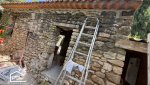 Installation électrique autonome avec panneaux photovoltaïques et batteries lithium dans une annexe rénovée près d'Aix-en-Provence, pour une production d'énergie hors réseau fiable et durable.