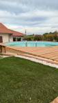 Terrasse en bois réalisée autour d'une piscine hors-sol à Saint-Cassien