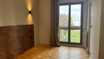 Chambre, applique murale et fenêtre sur balcon