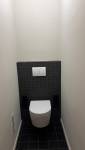 WC suspendu, faïence mosaïque noire