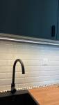 Détail robinetterie noire sur crédence en carrelage métro biseauté