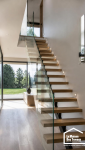 Escalier en bois avec garde-corps à barreaux verticaux dans le Morbihan
