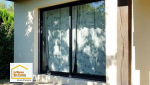 Vue rapprochée de la baie coulissante en aluminium après rénovation, apportant plus de lumière et un meilleur confort thermique à l’habitation.                    ChatGPT peut faire des erreurs. Vérifiez les informations importantes.