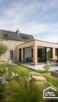 Extension contemporaine attenante à une maison traditionnelle