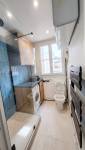 Salle d'eau rénovée, douche à l'italienne, faïence bleue et sèche serviettes.