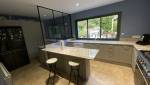 Cuisine moderne blanche La Maison Des Travaux Ales