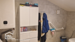WC adapté avec barre d’appui et aménagements pensés pour sécuriser les gestes du quotidien dans une salle de bain accessible.
