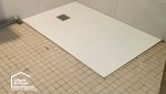 Mise en place d’une douche à fleur de sol lors de travaux d’adaptation PMR d’une salle de bain à Castillonnès, en Lot-et-Garonne.