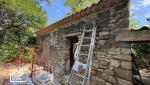 Nouvelle toiture réalisée sur une ancienne bâtisse en pierre près d'Aix-en-Provence. Une rénovation qui protège durablement le bâtiment tout en respectant son authenticité.