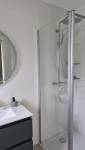 Paroi de douche avec volet mobile