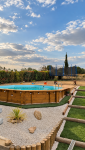 Piscine en bois et cheminement paysager après l'aménagement du jardin à Saint-Cassien