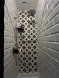 Douche rénovée avec carrelage à motifs, Paris 17e