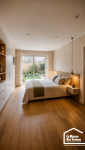 Garage transformé en suite parentale avec chambre lumineuse et salle d'eau