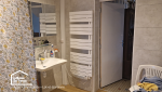 Salle de bain rénovée avec lavabo accessible, sèche-serviettes et circulation améliorée pour plus de confort et d’autonomie.