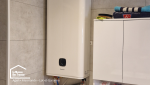 Remplacement du chauffe-eau dans le cadre d’une rénovation complète de salle de bain adaptée aux besoins des occupants.