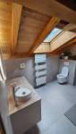 Radiateur moderne dans une salle de bain rénovée à Samoëns