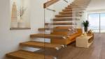 Garde-corps en verre pour escalier sans contremarches avec rampe bois