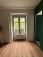 Espace nuit vert avec verrière atelier sur salle de bain, studio Paris 19