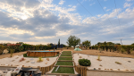 Vue générale de l'aménagement extérieur avec piscine, gravier et cheminements à Saint-Cassien