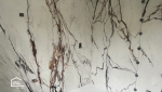 Receveur de douche extra-plat et faïence effet marbre lors d'une rénovation de salle de bain à Quimper par La Maison Des Travaux.