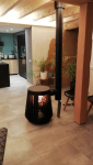 Un poêle à bois performant pour chauffer une grande pièce de vie de plus de 80 m² dans une maison rénovée à Voiron.