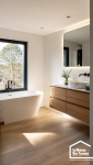 Salle de bain avec sol stratifié imitation bois dans une maison à Vannes