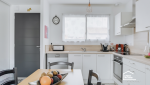 Rénovation d’une maison à Aix-en-Provence avec cuisine ouverte sur le séjour, espaces lumineux et aménagement intérieur modernisé.