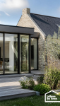 Comparaison architecturale entre une extension et une surélévation de maison