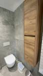Salle de bain gris et bois La Maison Des Travaux Ales