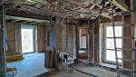 Installation de laine minérale au plafond et préparation des doublages intérieurs lors de la rénovation d'une maison ancienne près de Voiron.