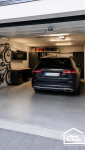 Aménagement intérieur d’un garage avec espaces de rangement