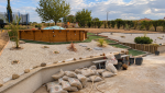 Jardin paysager avec piscine hors-sol et espaces minéraux à Saint-Cassien