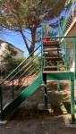 escaliers vert métallique avec marches en bois balcon au jardin La Maison Des Travaux Ales
