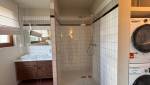 Salle de bain, et espace buanderie.