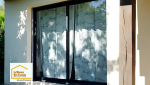 Remplacement d’une ancienne baie vitrée par un coulissant aluminium sur mesure dans le Pays d’Aix, avec une intégration soignée à la façade.