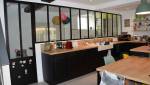 cuisine-verriere-atelier-artiste-mur-sol