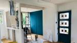Le bureau fermé avec vue sur l'entrée de la maison